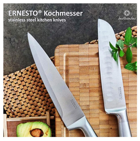 Edelstahlmesser auf Schneidebrett