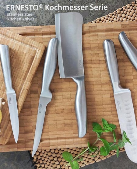Edelstahl Messer Serie auf Holzbrett